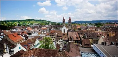 Cette ville suisse de 100 000 habitants, entre Zurich et l'Allemagne, connue pour ses industries et ses sociétés d'assurance, c'est :