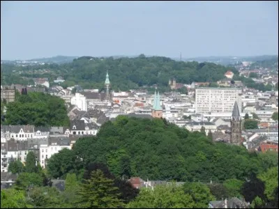 Cette autre ville allemande, à la fois industrielle et boisée, peuplée de 350 000 habitants au coeur de l' agglomération Rhin-Ruhr, c'est :