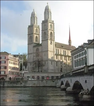 En 1523, quelle ville a été la première à adopter les réformes de l'Eglise proposées par Zwingli ?