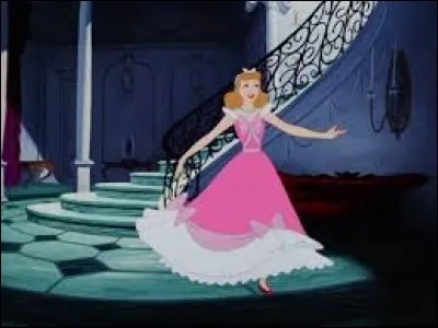 Que font les deux filles quand elles s'aperçoivent que Cendrillon leur a volé les objets ?