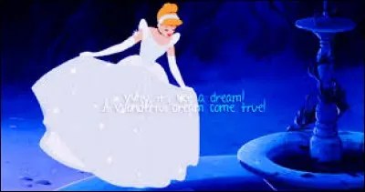 Après la sortie précipitée du bal, une chose seulement reste magique pour Cendrillon. 
Quelle est-elle ?
