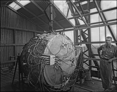 Quel était le nom du prototype de bombe atomique testé lors de l'essai ?