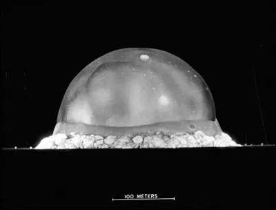 Combien de temps après l'explosion la bulle de plasma formée par Trinity faisait-elle 300 mètres de diamètre ?
