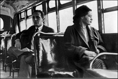 De par son geste, elle modifia l'histoire. En décembre 1955, elle refusa de se lever et de céder sa place à un passager blanc dans un autobus, geste qui lui valut d'être arrêtée. Ce refus symbolique déclencha un mouvement avec, à sa tête, Martin Luther King. En novembre 1956, la Cour suprême déclara les lois ségrégationnistes anticonstitutionnelles :