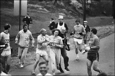 Elle étudiait le journalisme et s'entraînait au cross-country avec les hommes parce qu'il n'y avait pas d'équipe féminine. À l'entraînement, elle courait le marathon, mais les mœurs de l'époque lui en interdisaient la participation.En 1967, numéro 261, inscrite comme "K. V. Switzer", et ne révélant pas son genre, elle participa à la course et ouvrit ainsi la porte à tout un monde de différence :