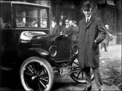 Fils de fermier, il voulait faire autre chose et se dirigea donc en ingénierie. Sans étude, mais travaillant sans arrêt, il attira les investisseurs et créa ce qui ressemblait à 2 vélos. Puis en 1903, avec un travail rationné, il offrit un premier modèle en série avec des composantes et des solutions uniques. Avec le T, il conçut un véhicule fiable et accessible, on en fit des millions :