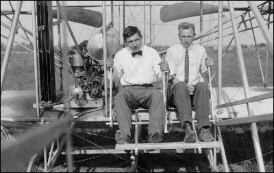 Ces frères sont des pionniers de l'aviation. Ils avaient en commun la même curiosité intellectuelle. Leur science leur a permis de développer le premier avion. Ils doivent ce succès à leur technologie innovante.Ils ont réussi parce qu'ils étaient à la fois passionnés, brillants en ingénierie, capables d'inventer et de fabriquer et, en plus, en mesure de piloter les engins créés :