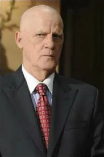 Comment s'appelle ce général ?