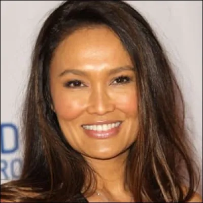 Dans quelle série télé a-t-on pu découvrir l'actrice Tia Carrere, née le 2 janvier 1967 ?