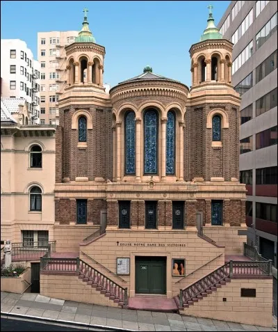 La messe du dimanche matin est toujours célébrée en français dans l'église du quartier français de San Francisco.