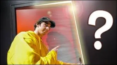 Quel membre a comme décor pour son studio un vaisseau spatiale ?