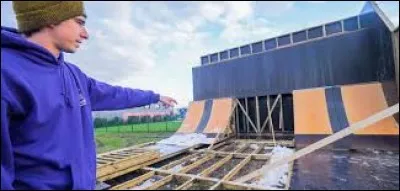 Que trouve-t-on à l'extérieur de la Redbox ?