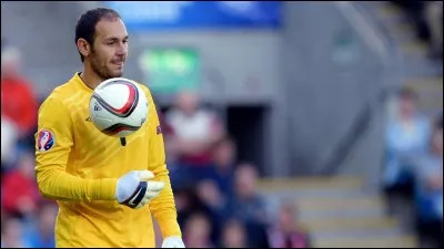 Ce joueur est le capitaine de l'&eacute;quipe...