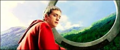 Maintenant tu passes au poste de gardien. Tes adversaires s'approchent des buts. Que fais-tu ?