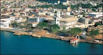Cette ville africaine, sur une île au large de la côte tanzanienne, c'est :
