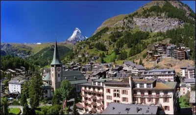 Cette petite ville suisse, station touristique des Alpes, c'est :