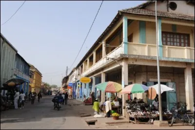 Cette ville africaine de 200 000 habitants dans le sud du Sénégal, chef-lieu la région de la Casamance, c'est :