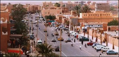 Cette ville du sud marocain, sur le Drâa, en bordure du Sahara, c'est :