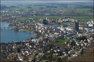 Cette petite ville suisse, capitale de son canton, spécialisée dans des services financiers, c'est :