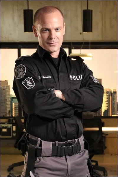 Ce policier est un expert en arts martiaux et père de trois filles, il s'appelle ...