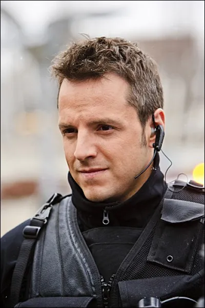 Spécialiste en informatique et en déminage, il s'appelle ...