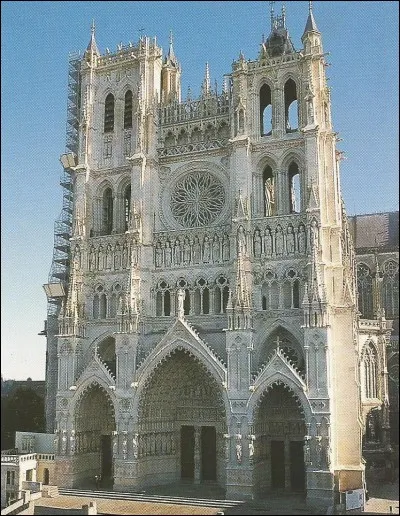 Quelle cathédrale est surnommée "le Parthénon du gothique" ?