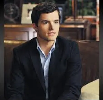 Qui joue le rôle d'Ezra Fitz ?