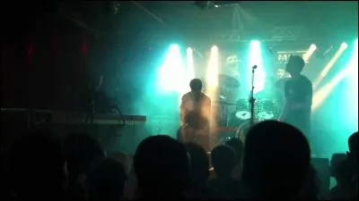 En 1994, il est officiellement bassiste dans un groupe mais pas encore celui de "Muse". Lequel ?