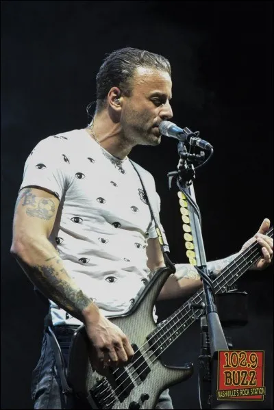 En quelle année le groupe a-t-il dû déplacer certaines dates pour que Chris puisse assister à la naissance de son 5e enfant ?