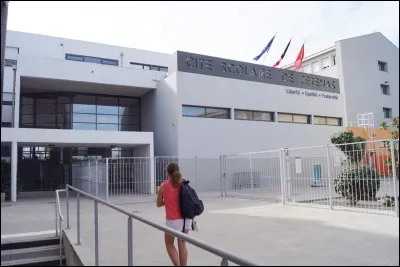 J'assure en g&eacute;n&eacute;ral les heures de colles dans une &eacute;cole, je g&egrave;re aussi les absences et les retards. Que suis-je ?