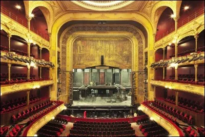 Le côté jardin est la partie de la scène d'un théâtre située à la _____ des spectateurs :