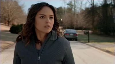 Dans quelle saison, Stefan part-il à la Nouvelle-Orléans pour fuir Rayna Cruz ?