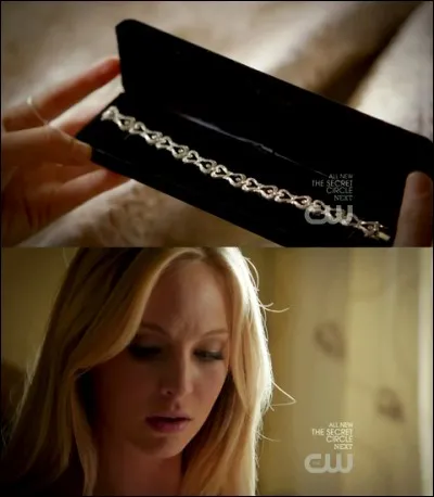 Qui a offert le bracelet de la photo à Caroline Forbes ?