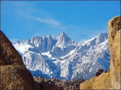 &Agrave; quel altitude culmine le mont Whitney ?