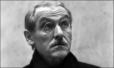 Écrivain et dramaturge français (1910 - 1987), à l'oeuvre abondante et variée : Sophocle, Becket ou l'Honneur de Dieu...