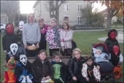Tous les ans, notre MJC propose aux enfants de passer dans le village pour Halloween. Durant quelle soirée les enfants passent-ils de maison en maison ?
