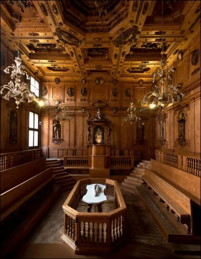 À l'intérieur du Palais de l'Archiginnasio, le / la [...] en bois de cèdre et sapin fut le lieu des expérimentations de la faculté de médecine.