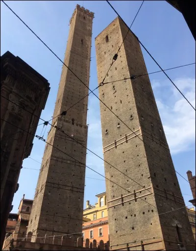 Le symbole de Bologne : l'une d'elles est la plus haute tour médiévale penchée du monde, avec un escalier en bois de 498 marches, l'autre est fortement penchée. Quelles sont leurs hauteurs actuelles ?