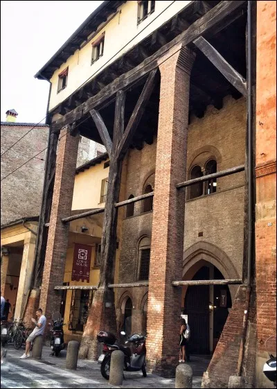 Nominés à l'inscription au patrimoine mondial de l'Unesco : les portiques en arcades, représentatifs de l'architecture de Bologne. Son centre historique (la zone incluse dans l'enceinte de la ville du XIIIe siècle) en contient [...] km, construits au cours d'une longue période historique (du XIe au XXe siècle).