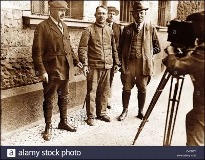 Quel tueur en série connu comme ''le Boucher de Hanovre'' et ''le Vampire de Hanovre'' est considéré comme l'auteur des meurtres de vingt-sept garçons et jeunes hommes ?