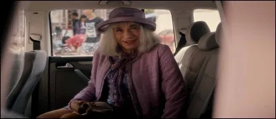 Qui joue le rôle d'une vieille romancière excentrique Mme Mills ainsi que celui d'Albert Dupont ?