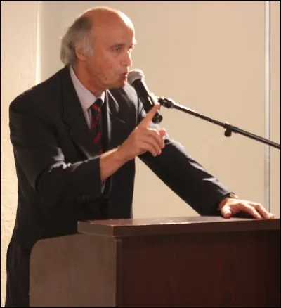 Quel nom donne-t-on au poste permanent d'enseignement universitaire attribué à un professeur ou une professeur dans une université ou une grande école ?