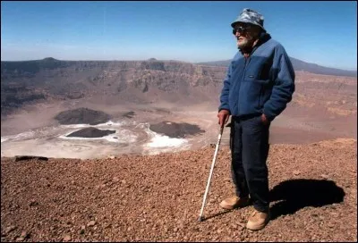 Quel chanteur rend hommage au professeur Monod dans sa chanson 'La Vie Théodore' ?