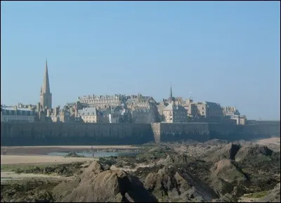 Qui protégeait l'enceinte de Saint-Malo, la nuit, en Ille-et-Vilaine ?
