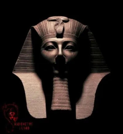 Les sculptures taient la plupart du temps des portraits censs accueillir l'me des morts qui accdaient ainsi  l'immortalit.