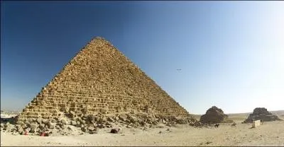 La pyramide de Mykerinos est la plus grande des pyramides de Gizeh.