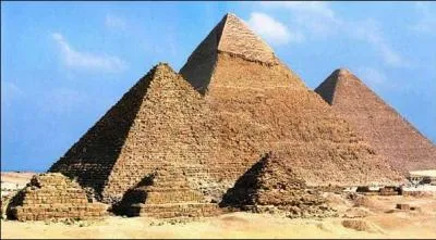 Les pyramides taient les tombeaux des Pharaons.