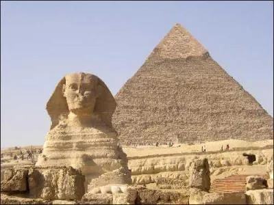 Le Sphinx se trouve  ct de la pyramide de Khephren.