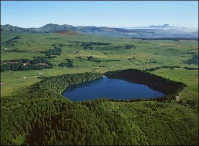 Quel nom donnent les spécialistes au lac Pavin, lac circulaire ayant pour origine un cratère d'explosion volcanique ?