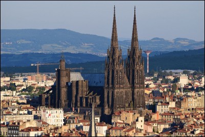 La cathédrale de Clermont-Ferrand dresse fièrement ses deux flèches de 108 mètres en pierre grise. Quelle est cette pierre ?